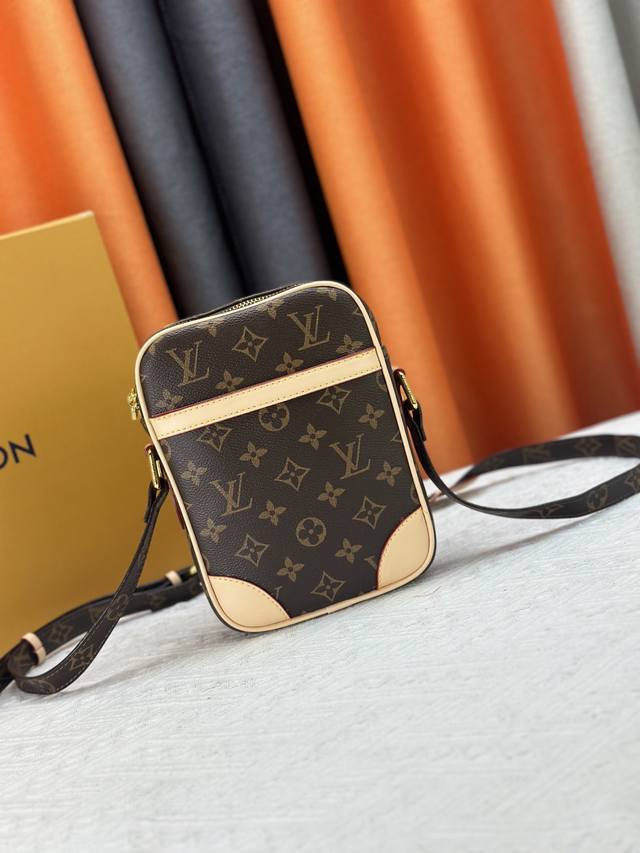 44200 M45266A Classic Shoulder Bag This bag is made of Monogram canvas and color