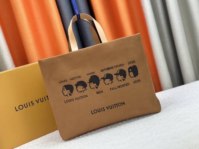 M24457 M87698 Khaki Inspired by Louis Vuitton shopping bags, this medium Shopper