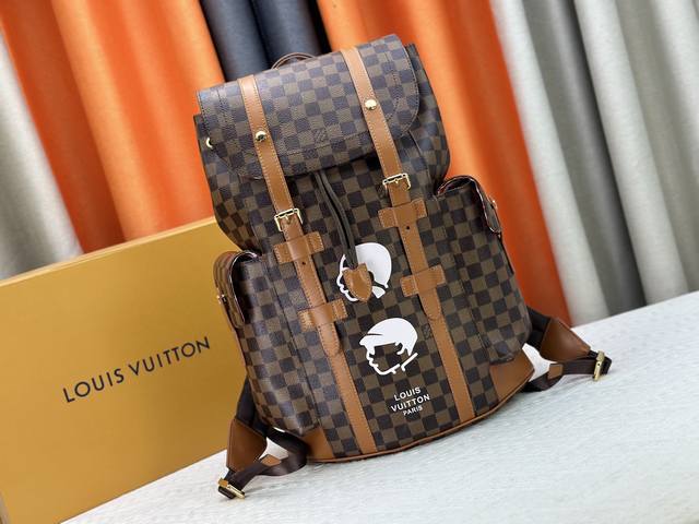 N40769 M41379The versatile Christopher backpack embodies the rugged and unpreten