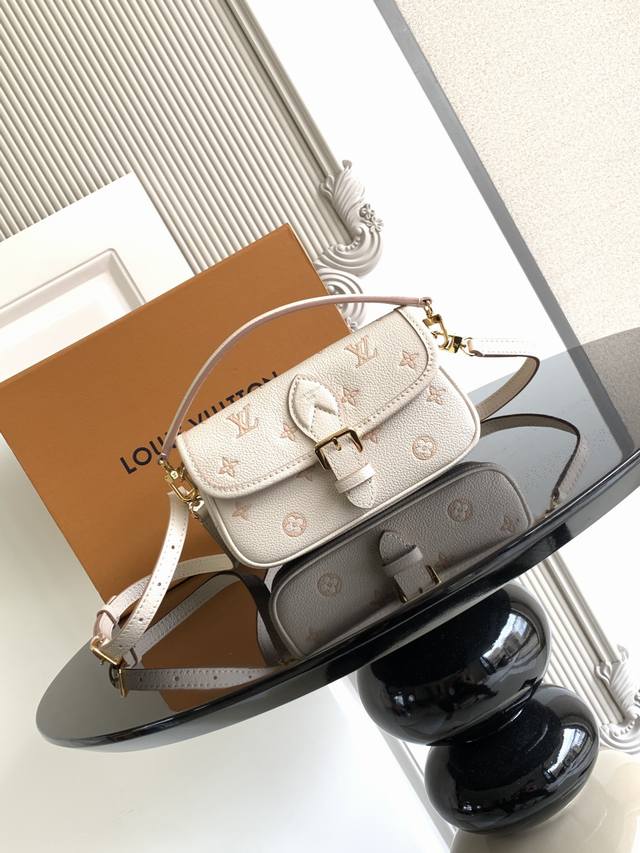 Super Dynamic ChipThis handbag reinterprets the classic pattern with the same co