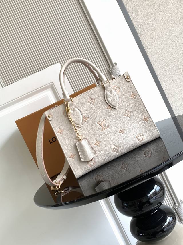 Super Dynamic ChipThis small handbag renews the brand's classic leather, with th