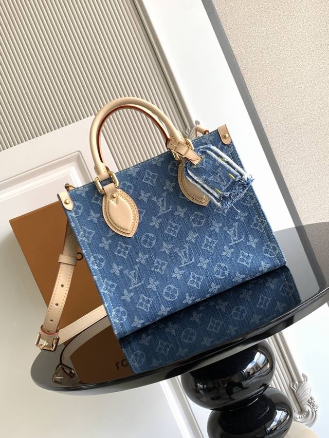 Super Dynamic ChipThis small handbag is made of classic denim with cowhide trim,