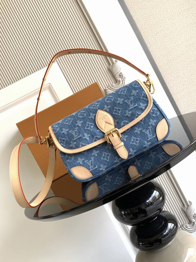 Super Dynamic ChipThis bag is a classic denim with contrasting cowhide trims and