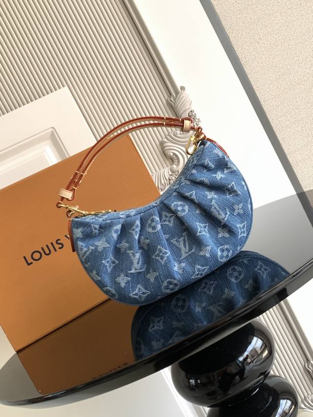 Special 163C01Dynamic ChipThe handbag is made of cotton denim with contrasting c