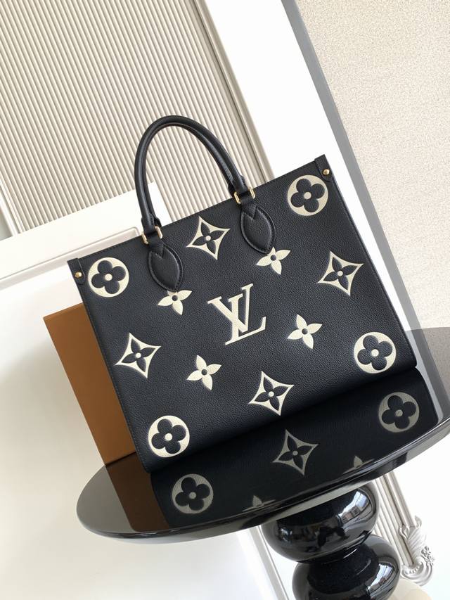 Super Dynamic ChipThis medium tote is made of soft grained cowhide leather, whic