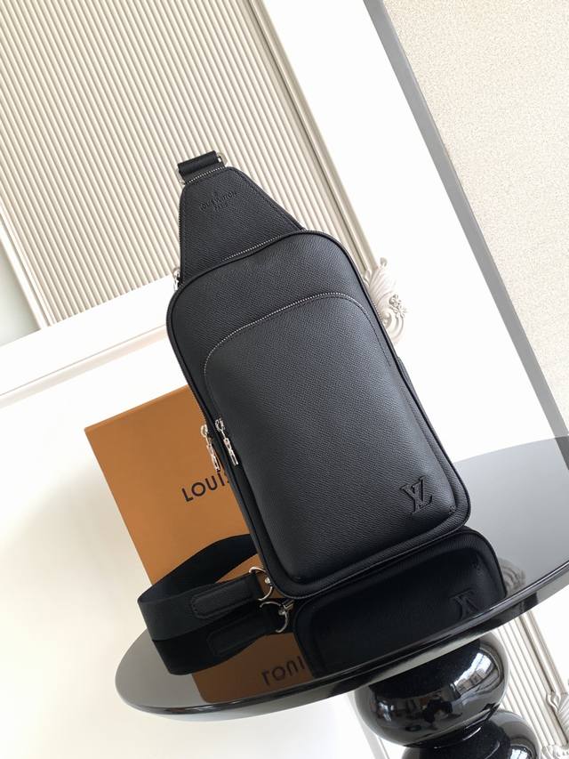 Super Dynamic ChipThis shoulder bag is made of cowhide leather and has a small z