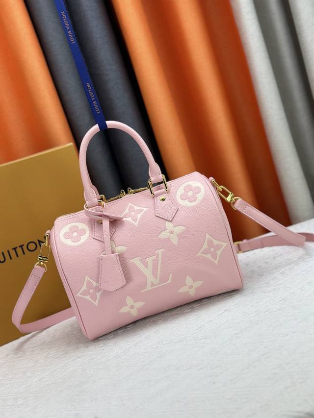 M14226 M58953 M40390This Speedy 25 handbag is made of the brand's classic Monogr