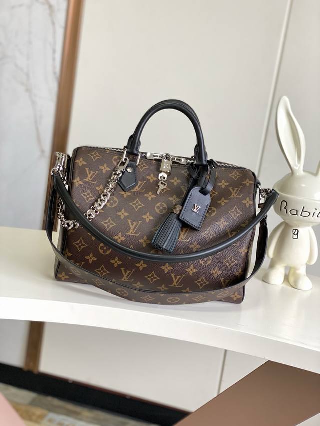 M12243 Monogram Black LeatherM11945 Monogram Designed to stand out, the Speedy S