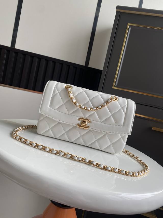 In stock~ 25P New favorite Chanel bag, people ask about it when I carry it out.
