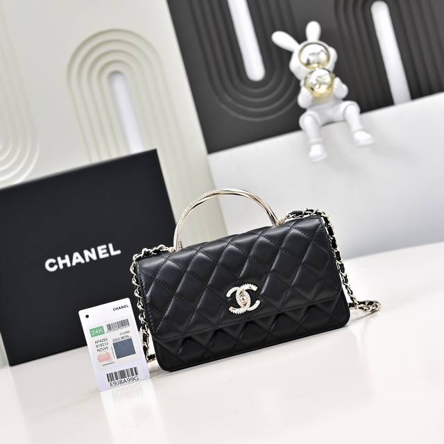 Chane124K The rhinestone handle accordion bag is really beautiful. I fell in lov