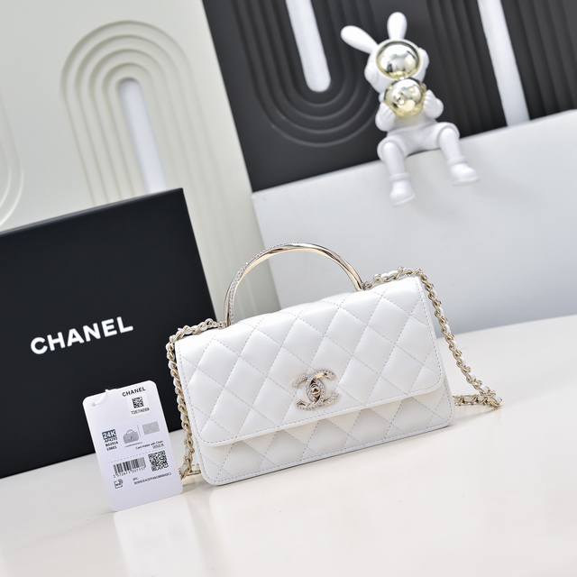 Chane124K The rhinestone handle accordion bag is really beautiful. I fell in lov