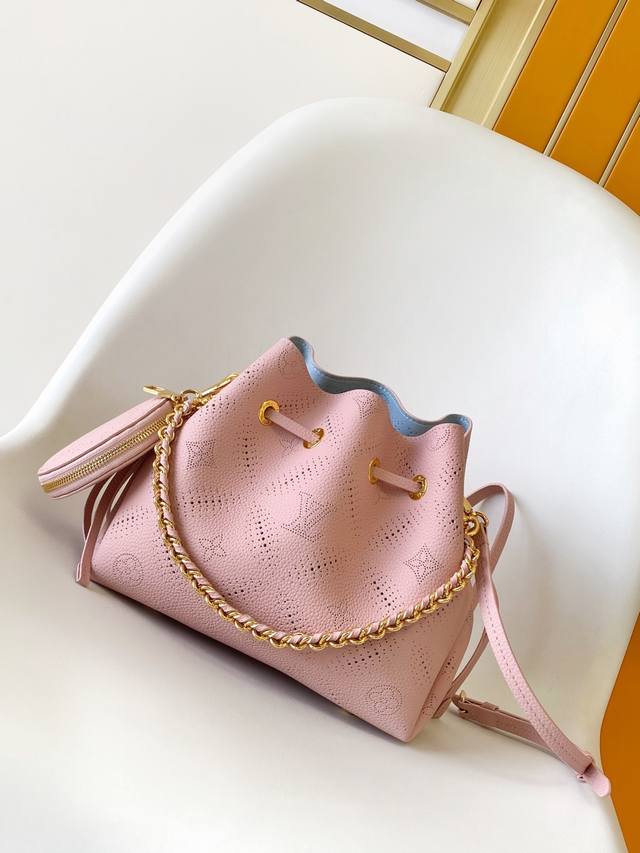 Top original single dynamic code M13840 This Bella handbag interprets the season