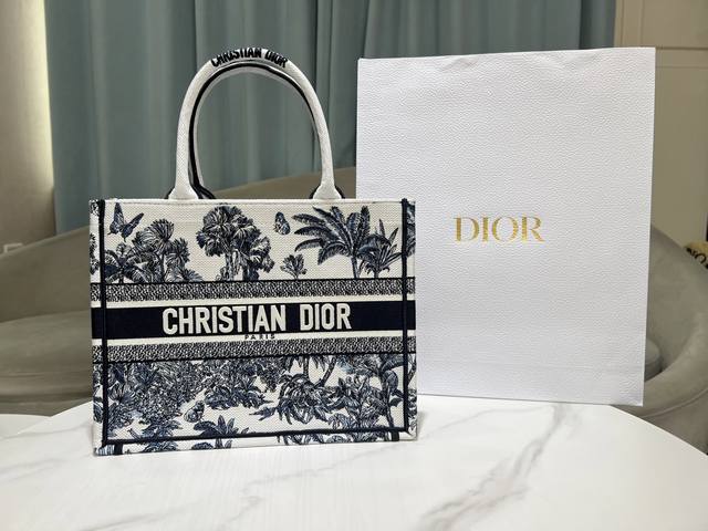 Medium Dark Blue Coconut TreeThis Book Tote handbag is from the Dioriviera limit