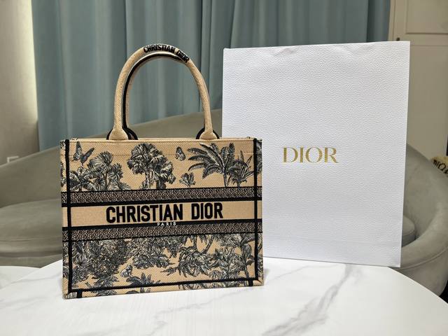 Medium Almond Coconut TreeThis Book Tote bag from the Dioriviera limited edition
