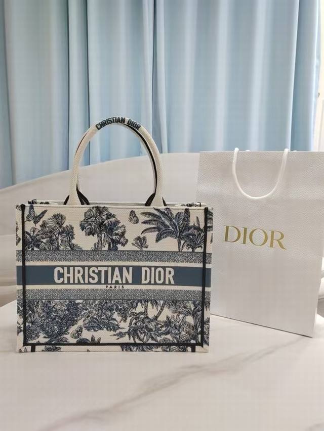 Part of the limited collection, this Book Tote is a staple piece designed by Ma