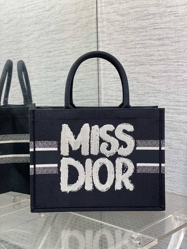 Medium black Mlss Tote latest spring and summer series, Missdior embroidery pat