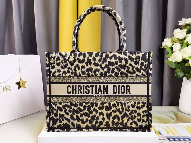 Tote Leopard Print Medium Why is D's Tote so popular? However, the most popular