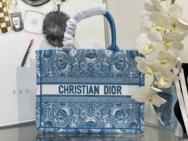 Medium Book Tote Most people think of buying practical classics when they buy lu