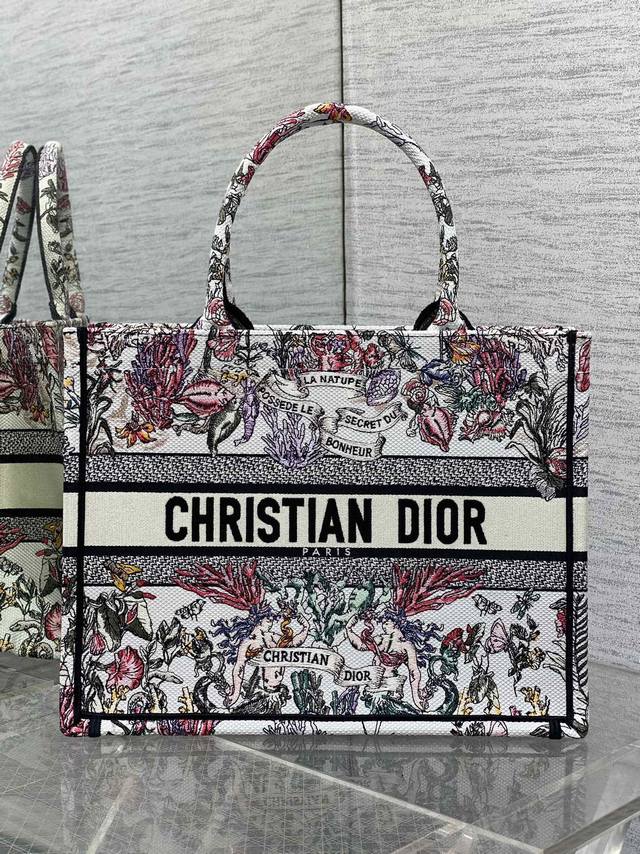 Spot Tote's latest autumn and winter series, Around The World pattern, stars de