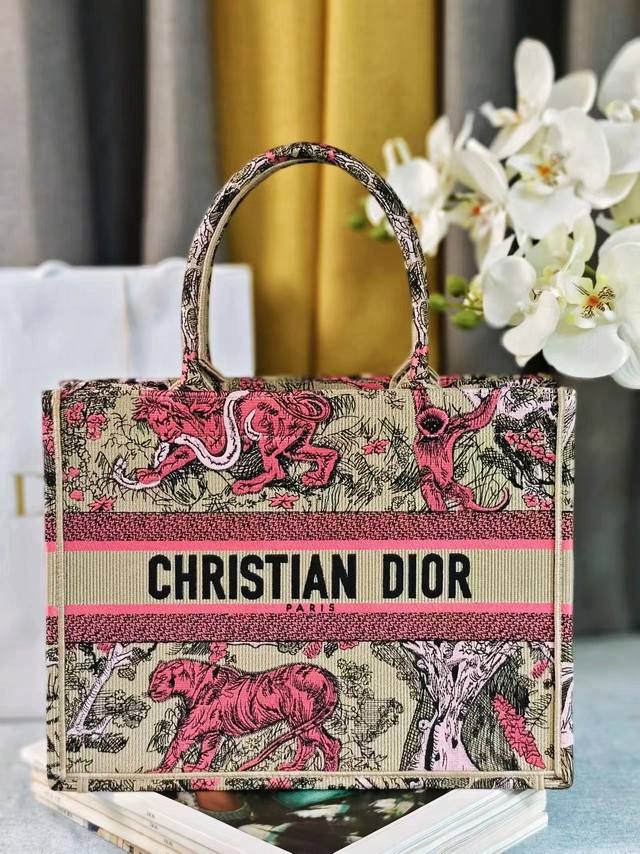 New colorDesigned by Maria Grazia Chiuri, Creative Director of Dior Women's Coll