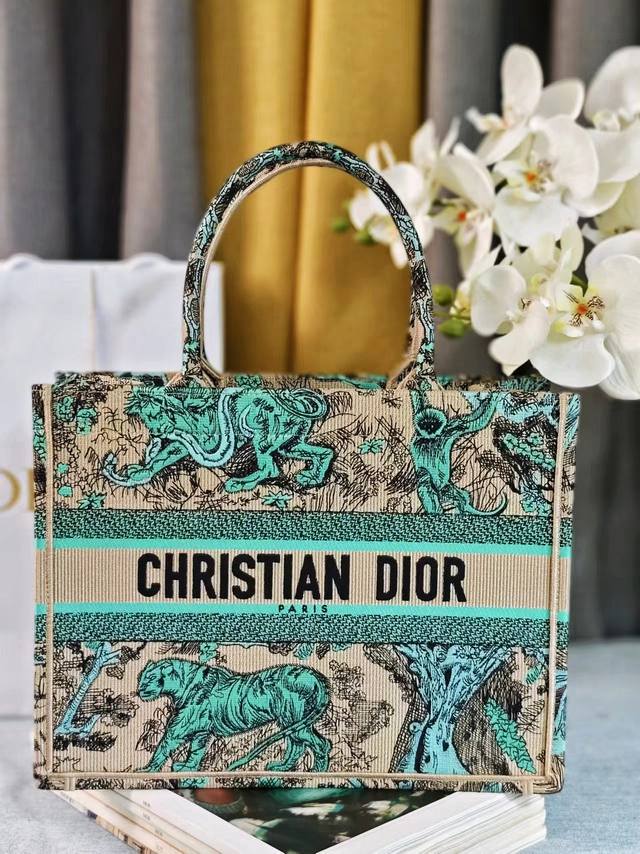 New colorDesigned by Maria Grazia Chiuri, Creative Director of Dior Women's Coll