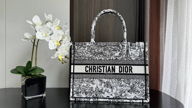 Tote latest series, full of love, dreamlike elements, unique pixel style, delica