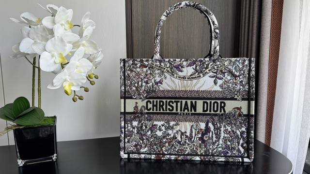 Di.Or Medium Tote The latest four seasons series of natural elements embroidery,