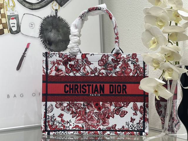Medium Book Tote Most people think of buying practical classics when they buy lu