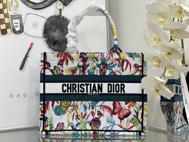 Medium Book Tote Most people think of buying practical classics when they buy lu