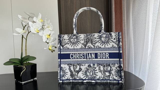 Di.Or Medium size Tote with the latest flower sun natural element embroidery, el