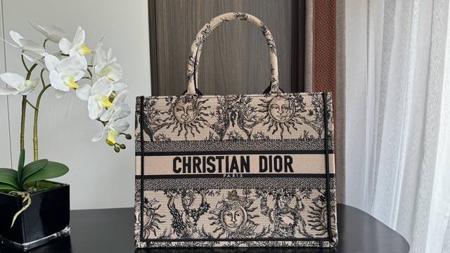 Di.Or Medium size Tote with the latest flower sun natural element embroidery, el
