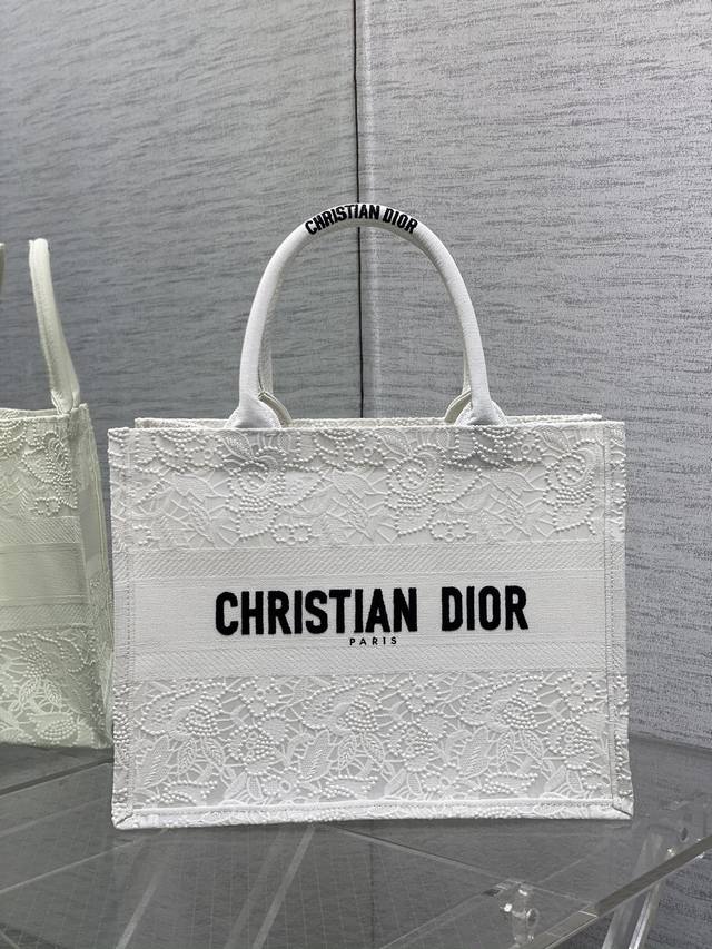 Tote's latest lace mesh series is elegant and grand. It is a luminous work of ar