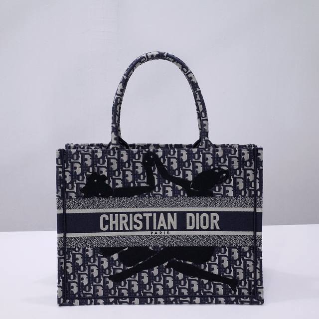 Book Tote Shopping BagThe iconic Oblique retro print has been integrated into ev