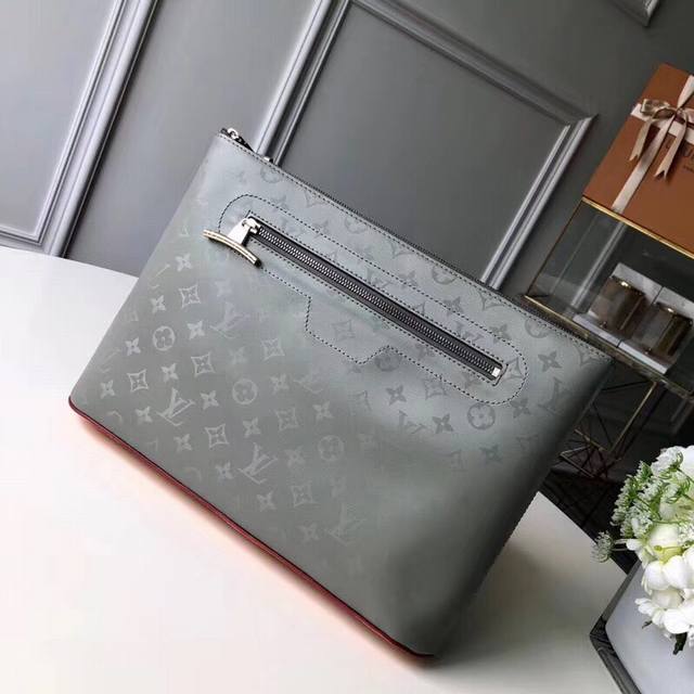 Top original Pochette Cosmos handbag M63240 This Pochette Cosmos handbag is ins
