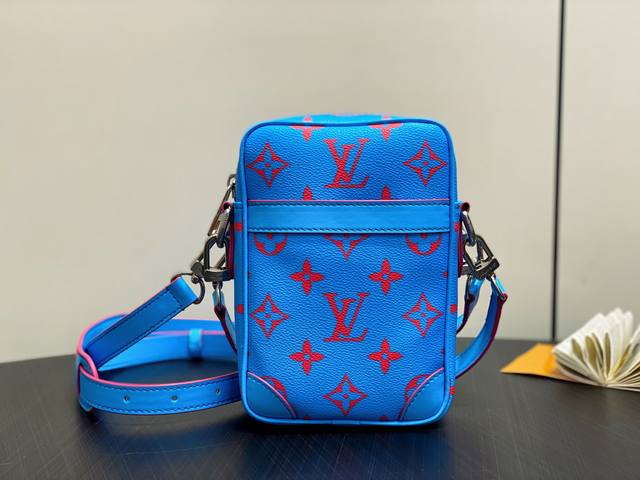 Original boutique M14685 Blue Men's Bag Danube Crossbody Bag Introduced in the