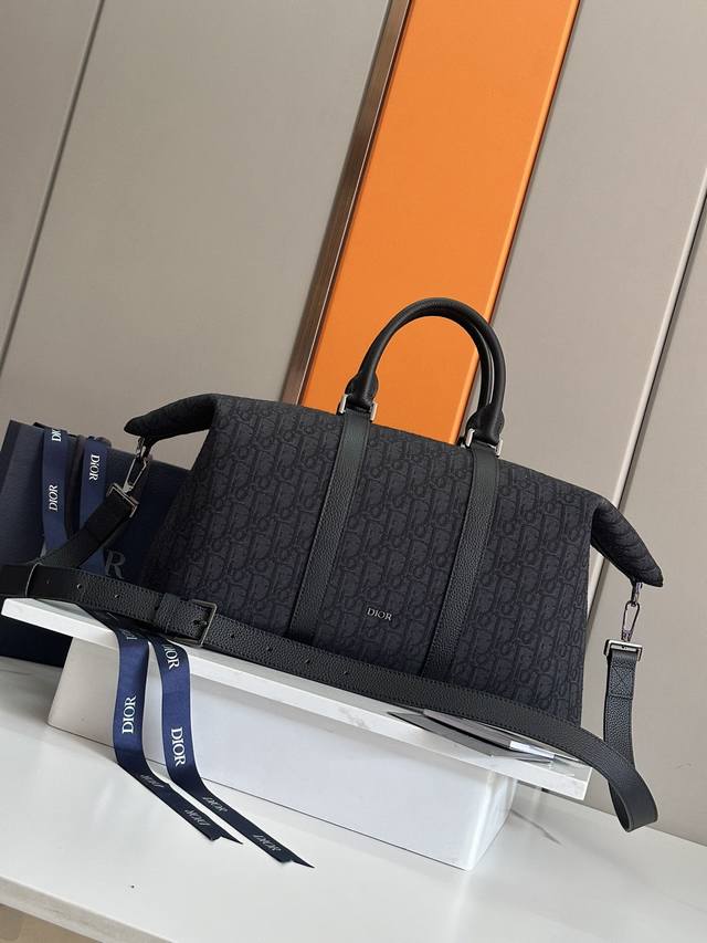 AuthenticNew to the Spring 2024 Men's Collection, this Weekender 40 bag is a tim