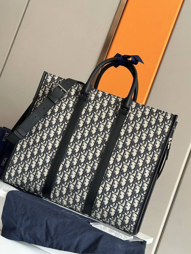 AuthenticThis East-West bag exudes timeless elegance. Crafted in black Oblique p