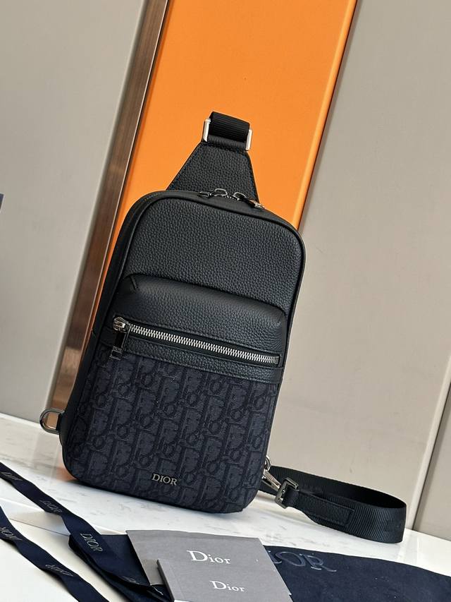 AuthenticThis Rider 2.0 waist bag is a practical and modern style. Crafted in be