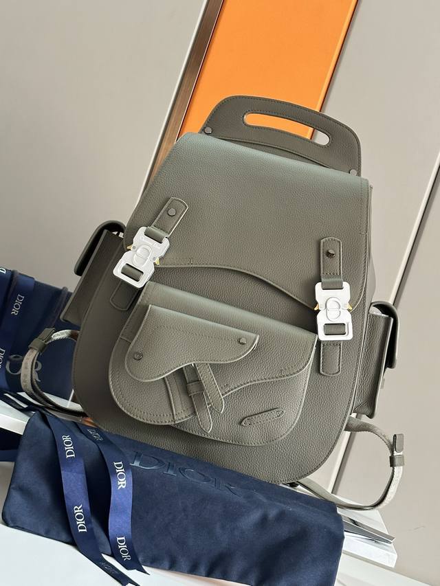 Authentic Top-grade original This large Gallop backpack features a stylish origi