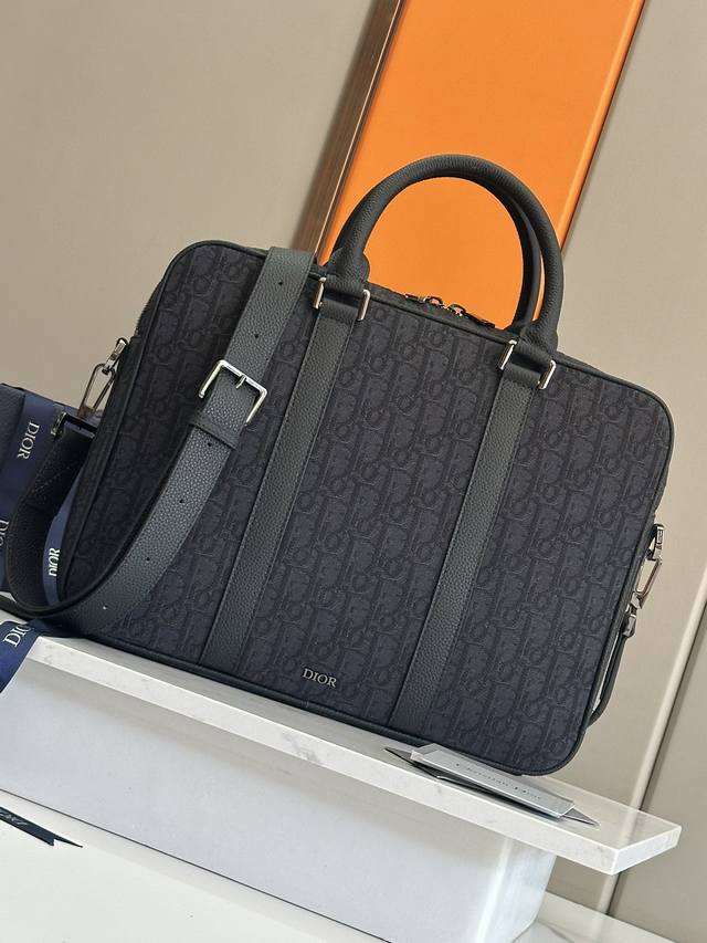 Original leather880 New to the Fall 2024 men's collection, this briefcase combin