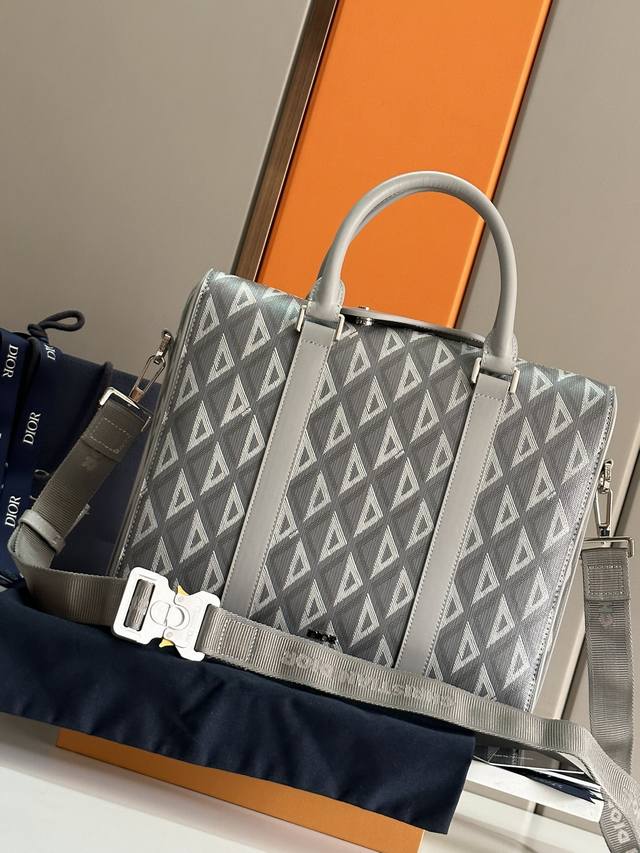 Authentic Top Original Single This briefcase is a new piece from the Dior Lingot