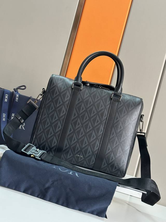 Authentic Top Original Single This briefcase is a new piece from the Dior Lingot