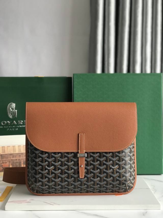 Genuine Coursier messenger bag is stylish, lightweight and compact. It is the p