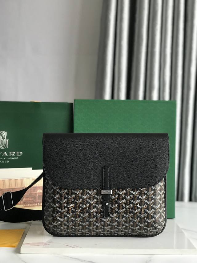 Genuine Coursier messenger bag is stylish, lightweight and compact. It is the p