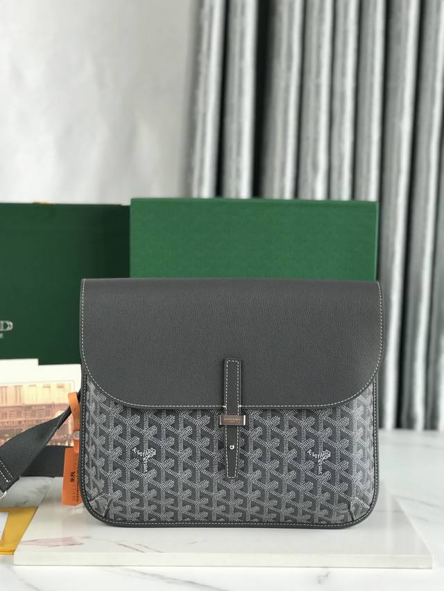 Genuine Coursier messenger bag is stylish, lightweight and compact. It is the p