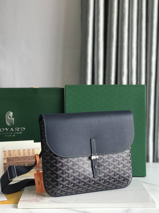 Genuine Coursier messenger bag is stylish, lightweight and compact. It is the p