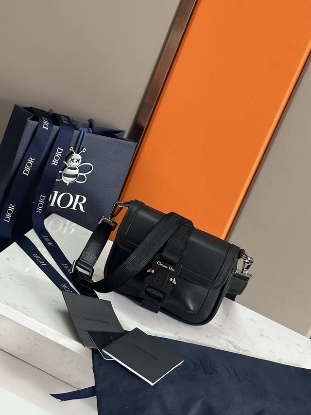 Authentic, high version Top original with blue box This Safari messenger bag is