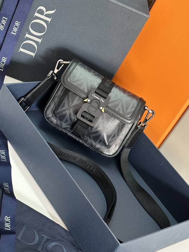 Authentic, high version Top original with blue box This Safari messenger bag is