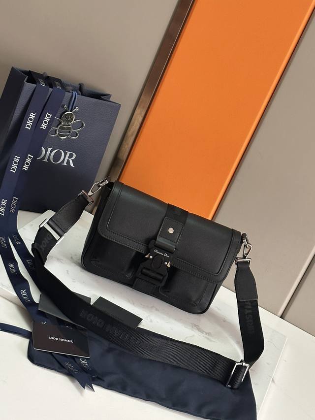 Authentic, high version Top original This Dior Hit The Road handbag with shoulde