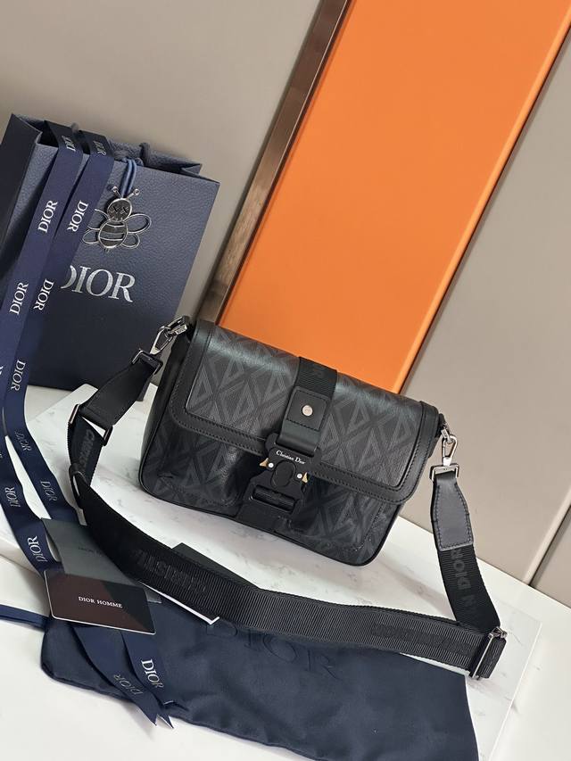 Authentic, high version Top original This Dior Hit The Road handbag with shoulde